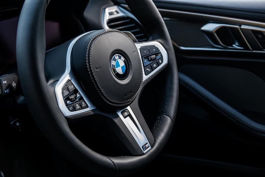 Детали интерьера BMW M850i xDrive Carbon Package (G15) 2018 года  (UK) (фото 38 из 40)